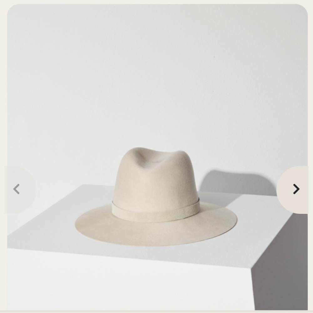 Janessa Leone hat size M NWOT